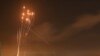 Cohetes iluminan el cielo nocturno mientras son disparados hacia Israel desde Beit Lahia en el norte de la Franja de Gaza el 14 de mayo de 2021.