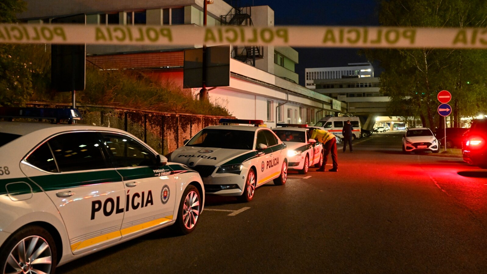 Policijski automobili ispred bolnice u Banskoj Bistrici u kojoj se nalazi premijer Robert Fico (AP Photo/Denes Erdos)