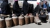 Wasu mata a kasar Yemen wadanda ke jiran a cika bututunsu da iskar gas