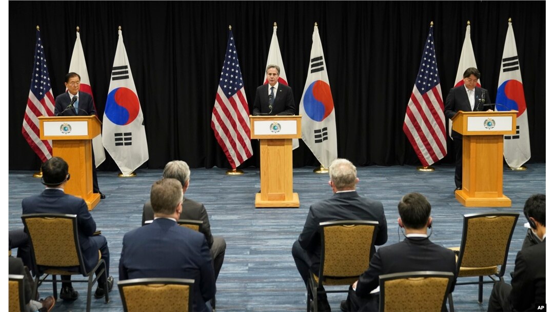 토니 블링컨(가운데) 미 국무장관과 정의용(왼쪽) 한국 외교장관, 하야시 요시마사 일본 외무상이 12일 하와이 호놀룰루에서 회담후 공동회견하고 있다.