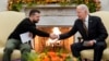 El presidente de Ucrania, Volodymyr Zelenskyy, a la izquierda, y el de Estados Unidos, Joe Biden, se estrechan la mano durante su encuentro en la Casa Blanca, el 12 de diciembre de 2023.