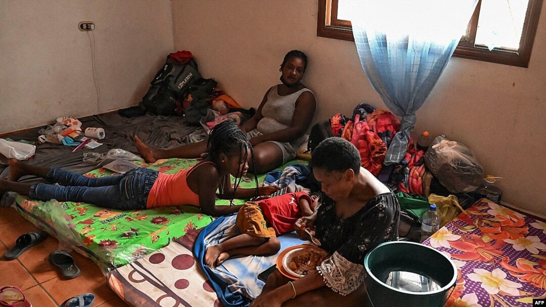 Migrantes haitianos descansan en una iglesia evangélica mientras esperan que la oficina de migraciones les dé un resguardo para continuar su camino en una caravana rumbo a Estados Unidos, en el municipio de Trojes, Honduras, el 21 de abril de 2021.