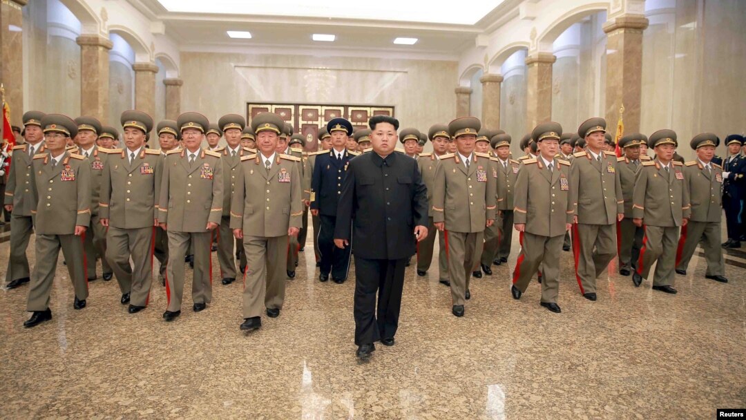 북한의 김정은 국방위원회 제1위원장이 김일성 주석 사망 21주기인 8일 0시 인민군 간부들을 대동하고 김 주석의 시신이 안치된 금수산태양궁전을 참배했다고, 북한 관영 '조선중앙통신'이 보도했다.