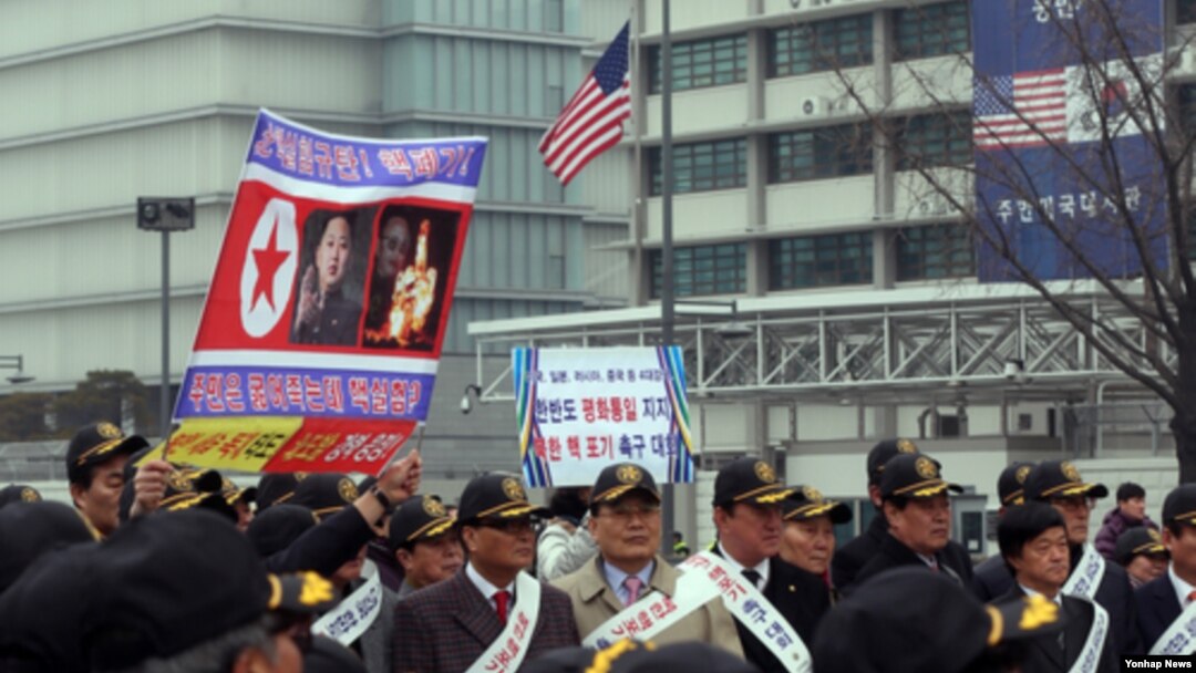 한국 민주평화통일자문회의 서울지역회의 회원들이 4일 오전 광화문광장에서 '한반도 평화통일 지지 및 북한 핵 포기 촉구대회'를 개최하고 있다.