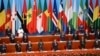 Líderes africanos aplaudem o Presidente chinês Xi Jinping, ao centro, após o seu discurso na cerimónia de abertura do Fórum de Cooperação China-África em Pequim, 5 setembro 2024.
