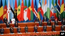 Líderes africanos aplaudem o Presidente chinês Xi Jinping, ao centro, após o seu discurso na cerimónia de abertura do Fórum de Cooperação China-África em Pequim, 5 setembro 2024.