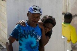 Fanmi yon moun dam ki mouri nan eksplozyon kamyon gaz la e ki mouri lopital asiste lanteman ni nan vil Kap Ayisyen, 15 Dec. 2021.