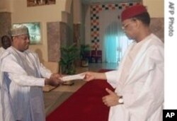 Ex-Niger Prime Minister presents his resignation to President Mamadou Tandja