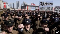 지난 29일 평양 시내 김일성 광장에서 열린 대규모 군중 집회에서 김정은에 대한 지지를 외치는 북한 대학생들.(자료사진) 