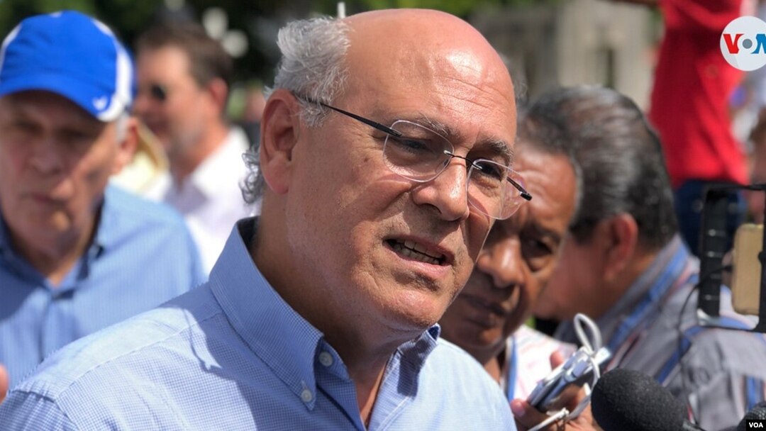 El periodista Carlos Fernando Chamorro en un acto por el aniversario de la muerte de su padre. [Foto Archivo, VOA]