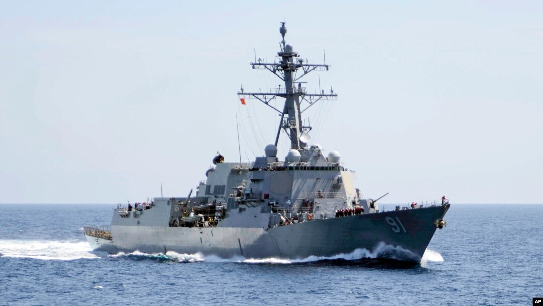 El destructor de misiles guiados USS Pinckney navegó con éxito el jueves 16 de julio de 2020 por aguas internacionales del Mar Caribe reclamadas por el gobierno en disputa de Venezuela.