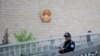 资料照：一名警察在审理维权律师许志永案的中国最高人民法院外巡逻。
