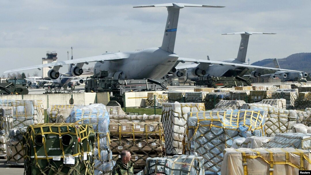 ARCHIVO - Un militar estadounidense participa en labores de intendencia en la base militar de Ramstein, Alemania, que alberga al grueso de las tropas de EE.UU. en el país europeo. Abril 7 de 2003.