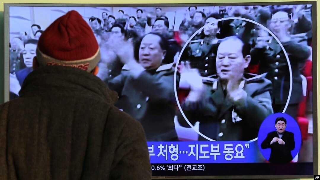 지난 3일 한국 서울역에 설치된 TV에서 북한 김정은 국무위원장의 최측근인 김원홍 국가안전보위상 해임 소식을 전하는 뉴스가 나오고 있다.