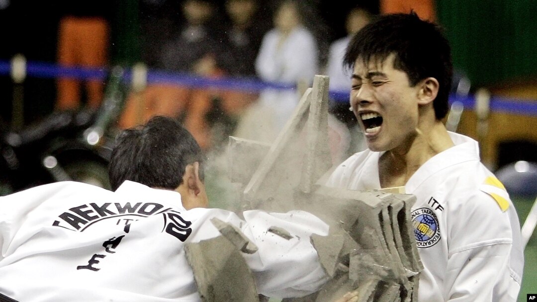 북한 태권도 시범단 선수들이 지난 2007년 4월 한국 춘천에서 시범 공연을 펼치고 있다. (자료사진)