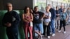 La gente hace cola para votar durante las elecciones presidenciales y legislativas, en Canelones, Uruguay, el 27 de octubre de 2024.