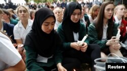 Dalibai suna zaman makoki a bakin massalain Christchurch, New Zealand