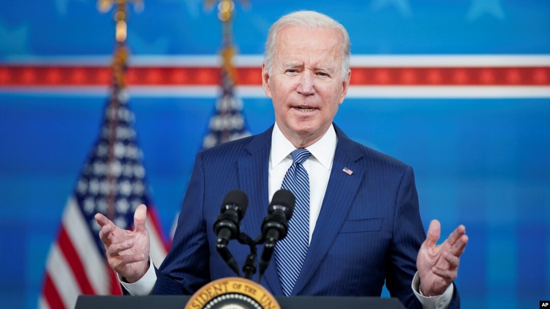 El presidente Joe Biden anunció nuevas restricciones a viajeros internacionales el jueves 2 de diciembre, desde Maryland, en un discurso en el que habló sobre el plan de Estados Unidos para enfrentar la variante ómicron del COVID-19.