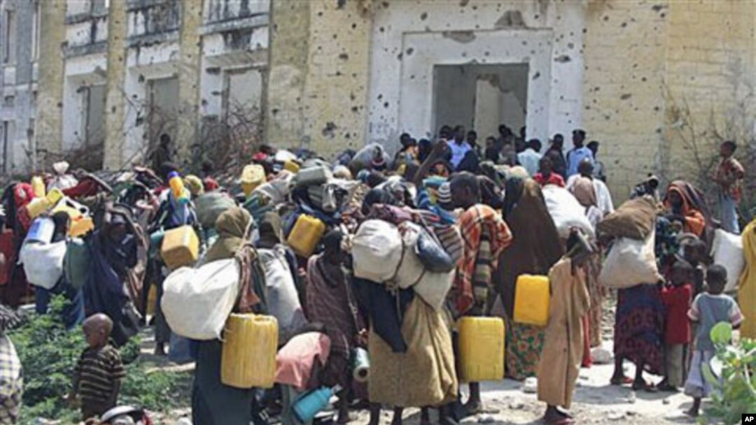 Wasu yan kasar Somaliya ne a harabar wani sansanin wadanda suka rasa matsuguninsu a bayan da suka arce daga gabashin kasar.