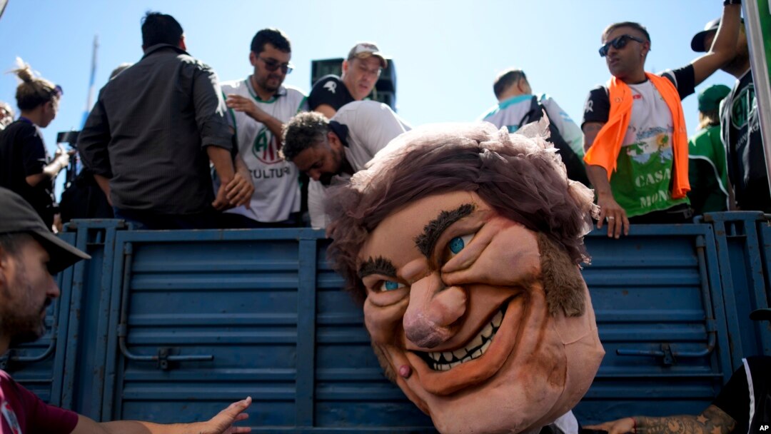 Un manifestante con un muñeco gigante que representa al presidente Javier Milei, en una protesta en reclamo por la reincorporación de empleados públicos despedidos como parte de las medidas de ajuste en Buenos Aires, Argentina, el 5 de abril de 2024.