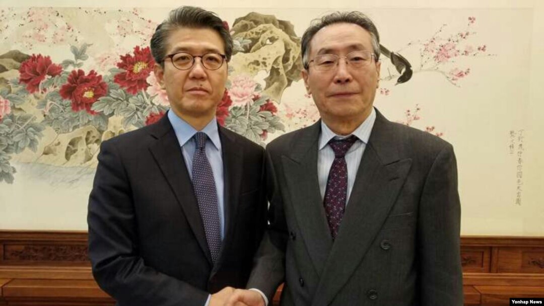 지난해 12월 한국의 북핵 6자회담 수석대표인 조셉 윤 미 국무부 대북정책 특별대표(왼쪽)와 중국의 6자회담 수석대표 우다웨이가 베이징에서 만나 유엔 안보리의 대북 결의 이행을 논의했다. (자료사진)