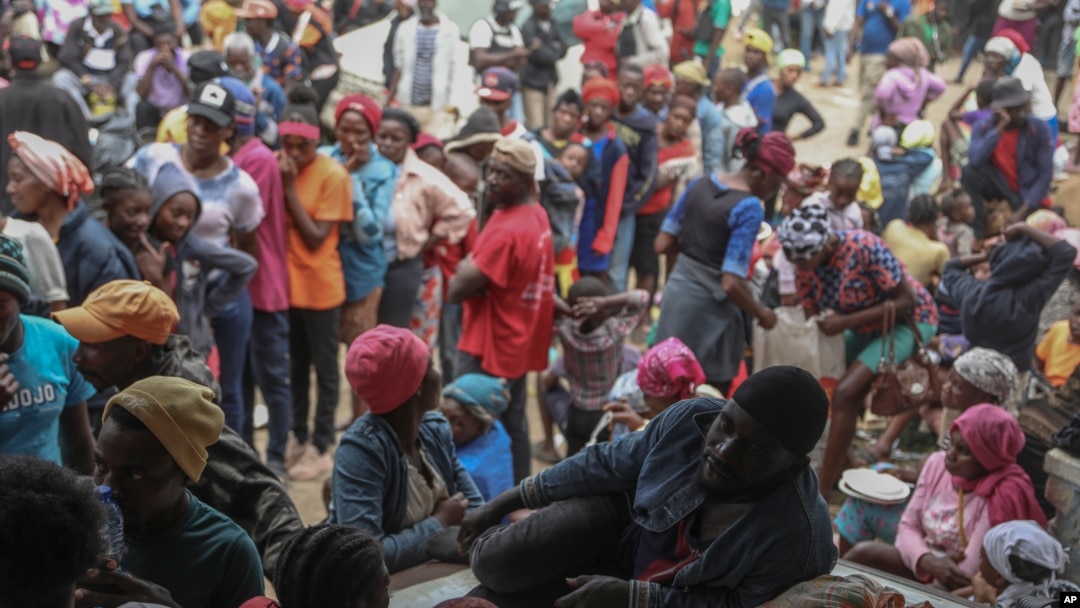 Personas desplazadas por los ataques de las pandillas se refugian en el Ayuntamiento del vecindario de Kenscoff, en Puerto Príncipe, Haití, el lunes 3 de febrero de 2025. (AP Foto/Odelyn Joseph).