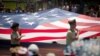 Dakarun Amurka dauke da tutar kasarsu (Alison Klein/VOA)