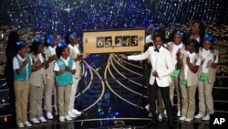 Chris Rock e meninas escuteiras nos Oscars Fev. 28, 2016, Dolby Theatre em Los Angeles.