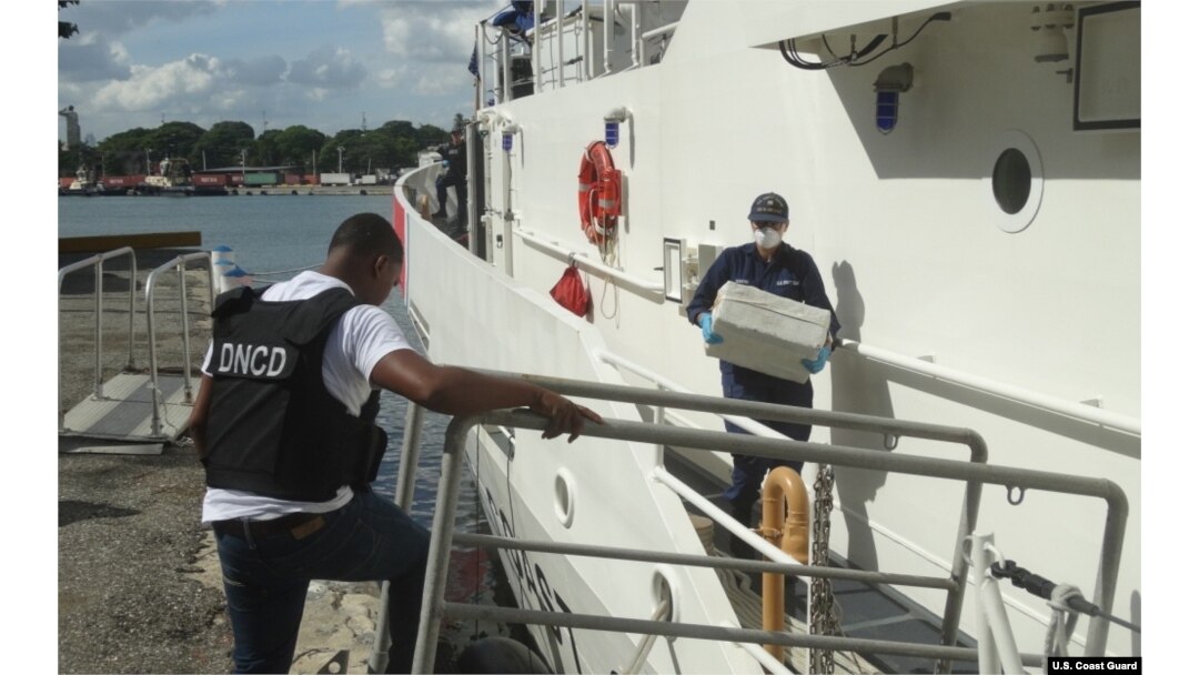 Agentes del Servicio de Guardacostas transfieren custodia de sospechoso de narcotráfico y fardos de droga en Santo Domingo, República Dominicana. Diciembre, 2016.