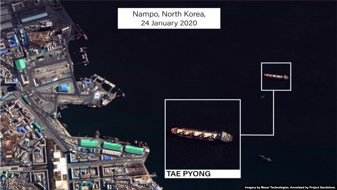 영국 ‘합동군사연구소’(RUSI)가 5일 발표한 북한의 유엔 대북결의 위반 활동 관련 보고서에 삽입된 위성 사진. 북한이 새로 구입한 것으로 보이는 대형 화물선 태평호가 남포항 인근 해상에 떠있다. 사진 제공: Imagery by Maxar Technologies. Annotated by Project Sandstone.
