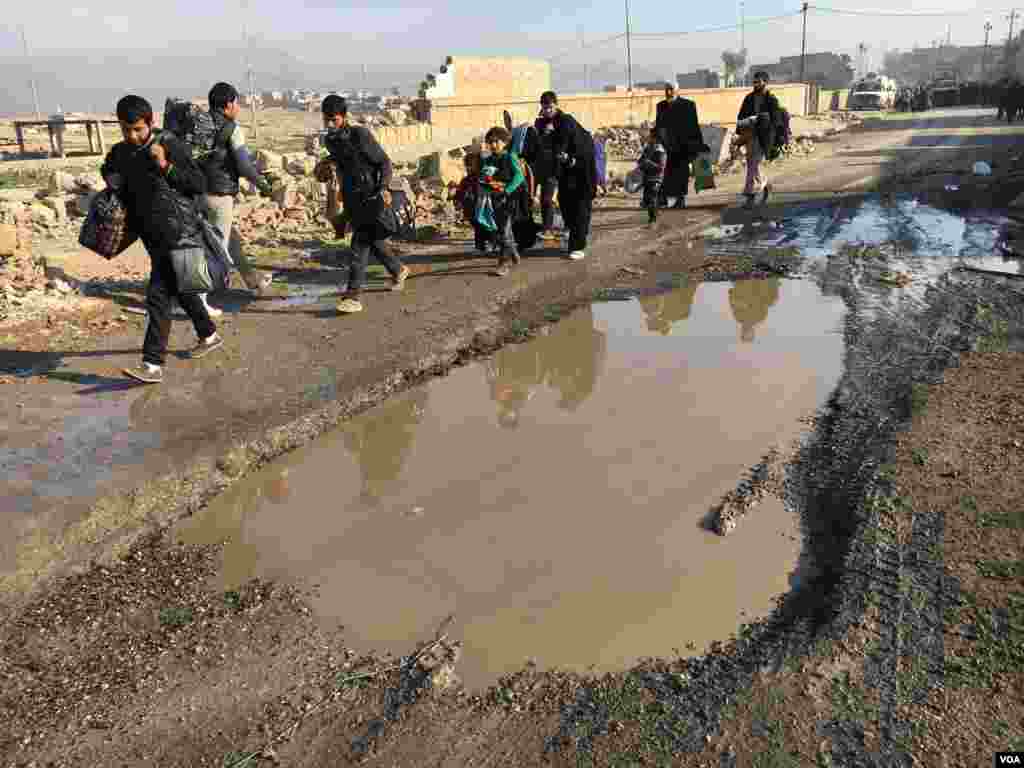 Residents of Mansour and Shohada, Mosul, Iraq, March 8, 2017. (K. Omer/VOA)