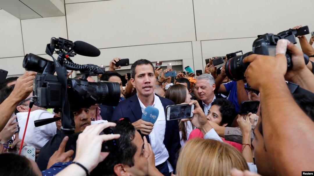 Juan Guaido ki t ap pale ak laprès nan Ayewopò Entènasyonal Simòn Bolivar la nan Karakas, aprè retou li nan Venezuela lendi 4 mas 2019 la.