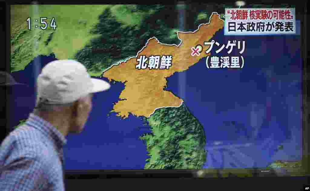2017年9月3日，东京，一名男子走过正在播送朝鲜核试验新闻的电视显示屏。