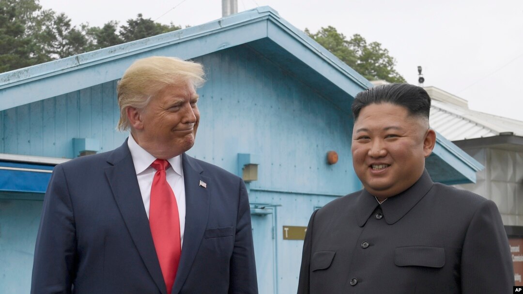 도널드 트럼프 미국 대통령과 김정은 북한 국무위원장이 30일 군사분계선을 넘어 남측 판문점에 도착한 후 환하게 웃고 있다. 