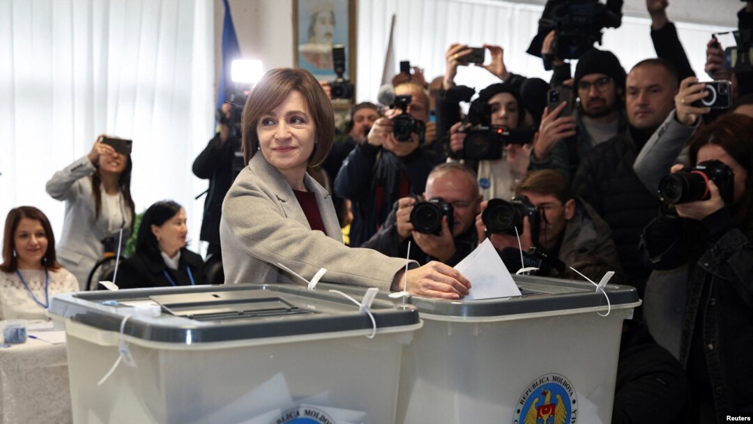 Presidentja e Moldavisë Maia Sandu duke votuar