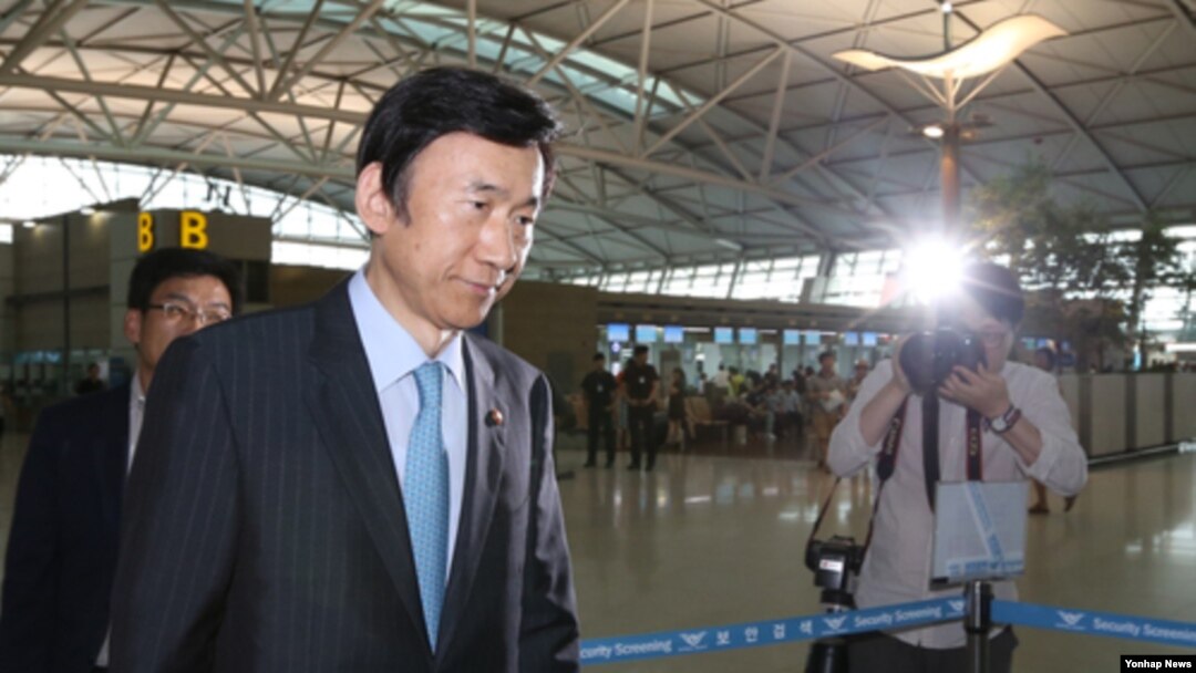 윤병세 한국 외교부 장관이 아세안지역안보포럼(ARF)을 비롯한 아세안 연례 장관회의 참석차 7일 인천공항을 통해 미얀마로 출국하고 있다.