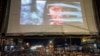 Los espectadores ven desde botes una película proyectada en una pantalla instalada sobre una estructura de madera durante el Festival de Cine Flotante Muyuna, que celebra los bosques tropicales, en el barrio Belén de Iquitos, Perú, el sábado 25 de mayo de 2024