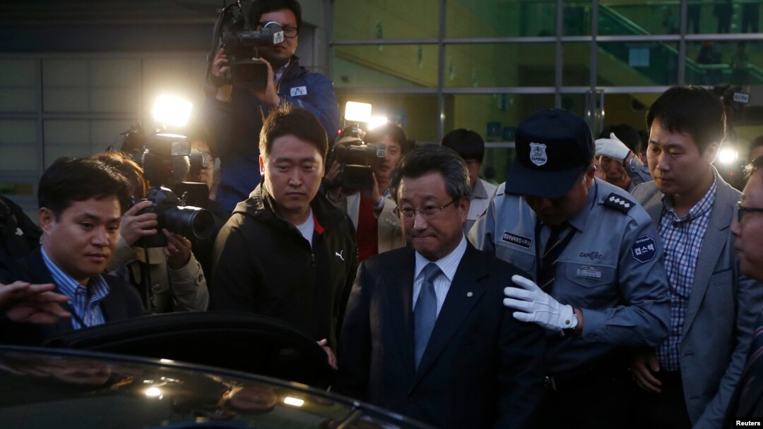 홍양호 개성공단관리위원장(가운데)이 3일 오후 경기도 파주시 경의선 남북출입사무소에서 귀환 기자회견을 마친 뒤 차로 이동하고 있다.