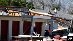 Dueños de propiedades evalúan los daños tras el paso de un tornado cerca de Sunset Beach, Carolina del Norte.