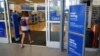 Un cartel en la entrada de una tienda Bed, Bath and Beyond en la Florida anuncia que están contratando empleados el 4 de mayo de 2021.
