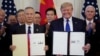 资料照：美国总统特朗普与中国副总理刘鹤于2020年1月15日在华盛顿白宫东厅签署了“第一阶段”美中贸易协议。