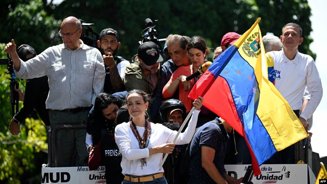 ARCHIVO - La líder opositora María Corina Machado ondea una bandera venezolana durante una manifestación para protestar por los resultados de las elecciones presidenciales, en Caracas, el 3 de agosto de 2024.