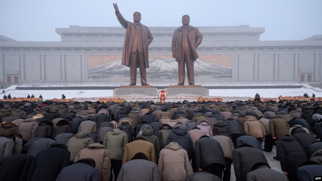 북한 김정일 위원장 7주기인 지난 17일 평양 만수대언덕에 있는 김일성·김정일 동상에 주민과 군인들이 헌화했다고, 관영 조선중앙통신이 보도했다.