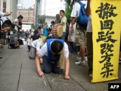 年青人苦行写字引来途人围观