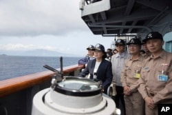 台湾总统蔡英文在苏澳基地登上一艘台湾海军基德级驱逐舰视察军演。（2018年3月13日