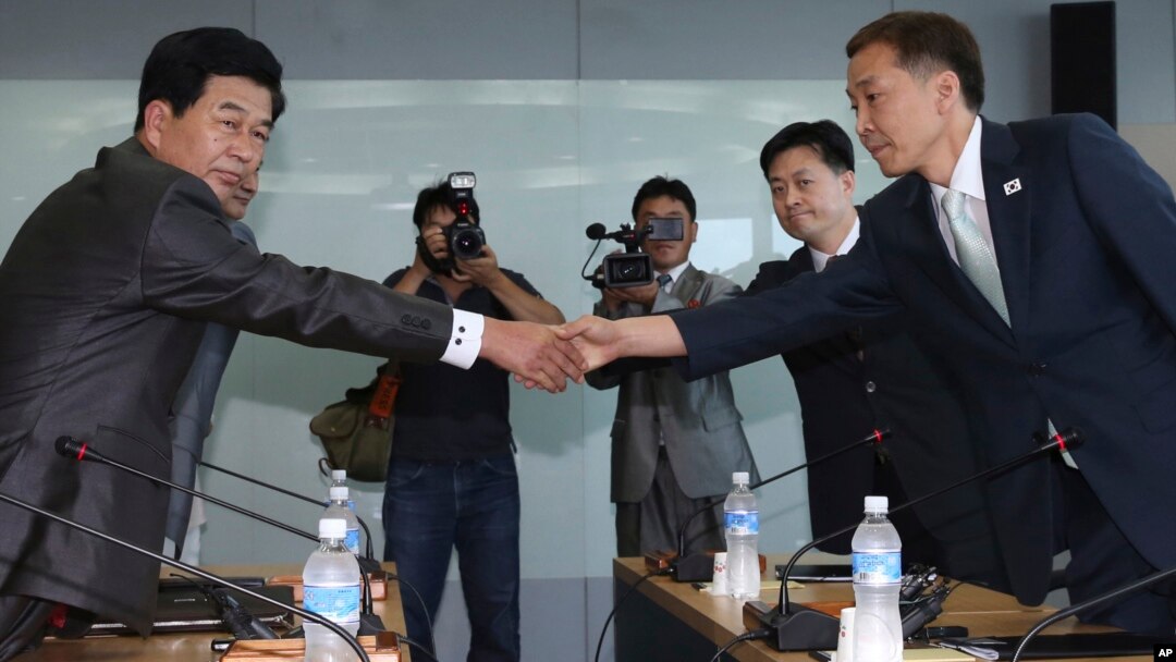 14일 제7차 개성공단 남북당국실무회담이 열린 개성공단 종합지원센터에서 김기웅 남북협력지구지원단장(오른쪽)과 박철수 중앙특구개발지도총국 부총국장이 악수하고 있다
