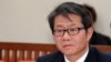 한국의 류길재 통일부 장관 내정자가 6일 국회에서 열린 인사청문회에서 위원들의 질문을 듣고 있다.
