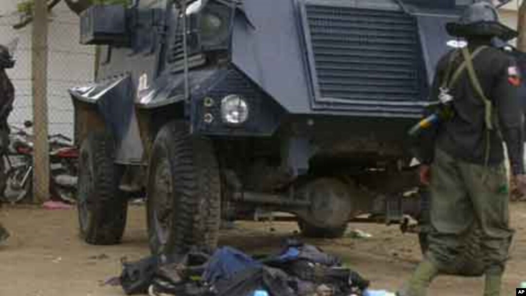 Gawarwaki na wadanda ake zaton 'yan Boko haram ne a kusa da wata motar 'yan sanda a Maiduguri, ranar 31 ga watan Yulin 2009, lokacin mummunan gumurzun da aka yi a tsakanin jami'an tsaro da 'ya'yan kungiyar.
