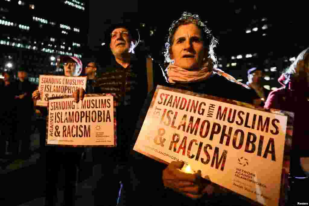 在美国纽约市弗利广场(Foley Square),人们为卡车袭击遇难者举行烛光守夜和祈祷,有人手持标语“我们支持穆斯林,反对穆斯林恐惧症和种族主义”(2017年11月1日)。 此次恐袭的遇难者中有5名阿根廷国民。他们是在纽约庆祝他们高中毕业30周年,另外还有一名比利时国民。