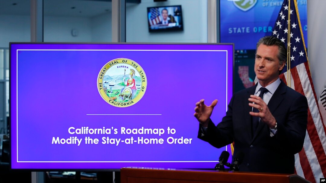 El gobernador de California, Gavin Newsom, expone su plan para ir reanudando las actividades en el estado durante una conferencia de prensa en Sacramento el 14 de abril de 2020.
